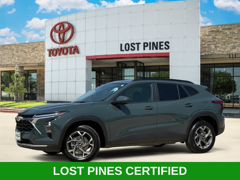 Used 2025 Chevrolet Trax LT FWD image 1