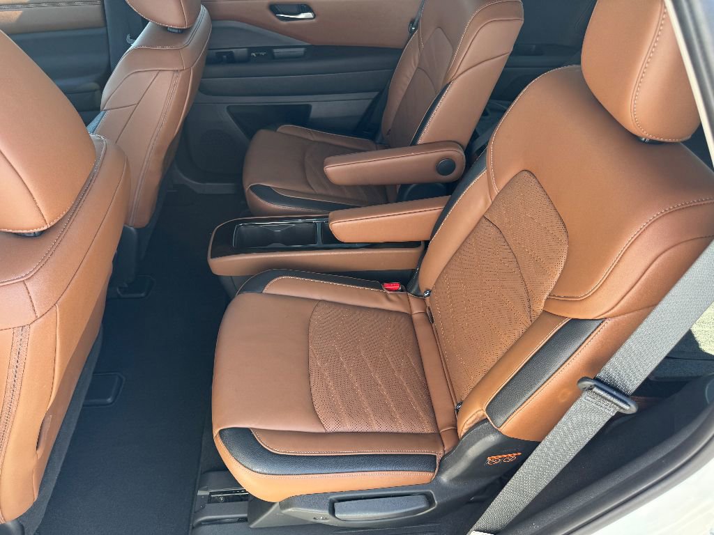Used 2024 Nissan Pathfinder Platinum image 12