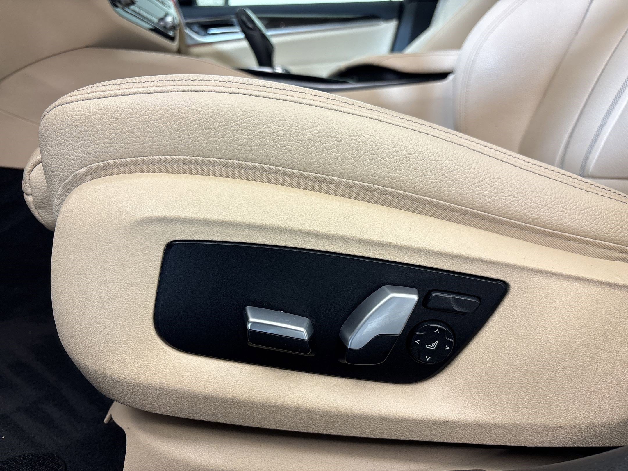 Used 2018 BMW 530e w/ Premium Package 2 RWD image 13