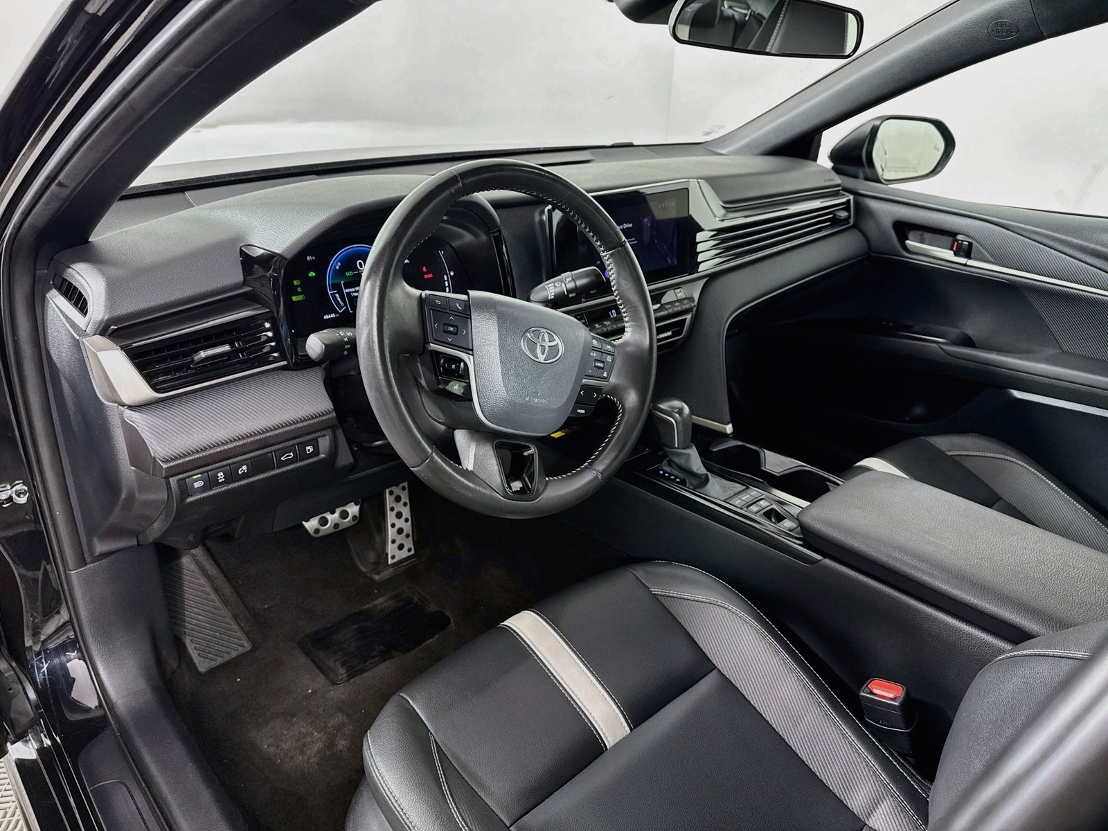 Used 2025 Toyota Camry SE FWD image 9