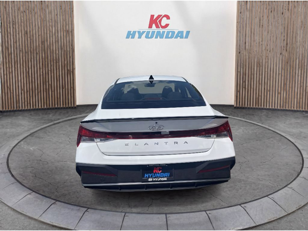 Used 2025 Hyundai Elantra Blue image 23
