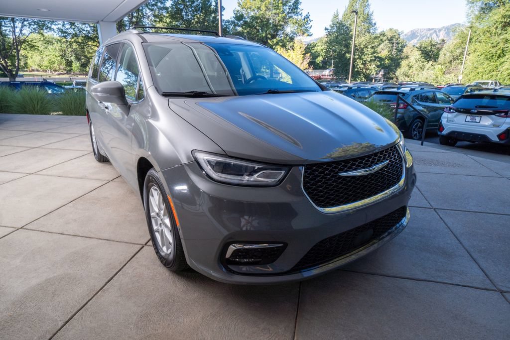 Used 2021 Chrysler Pacifica Touring-L w/ Uconnect Theater Family Group FWD image 2