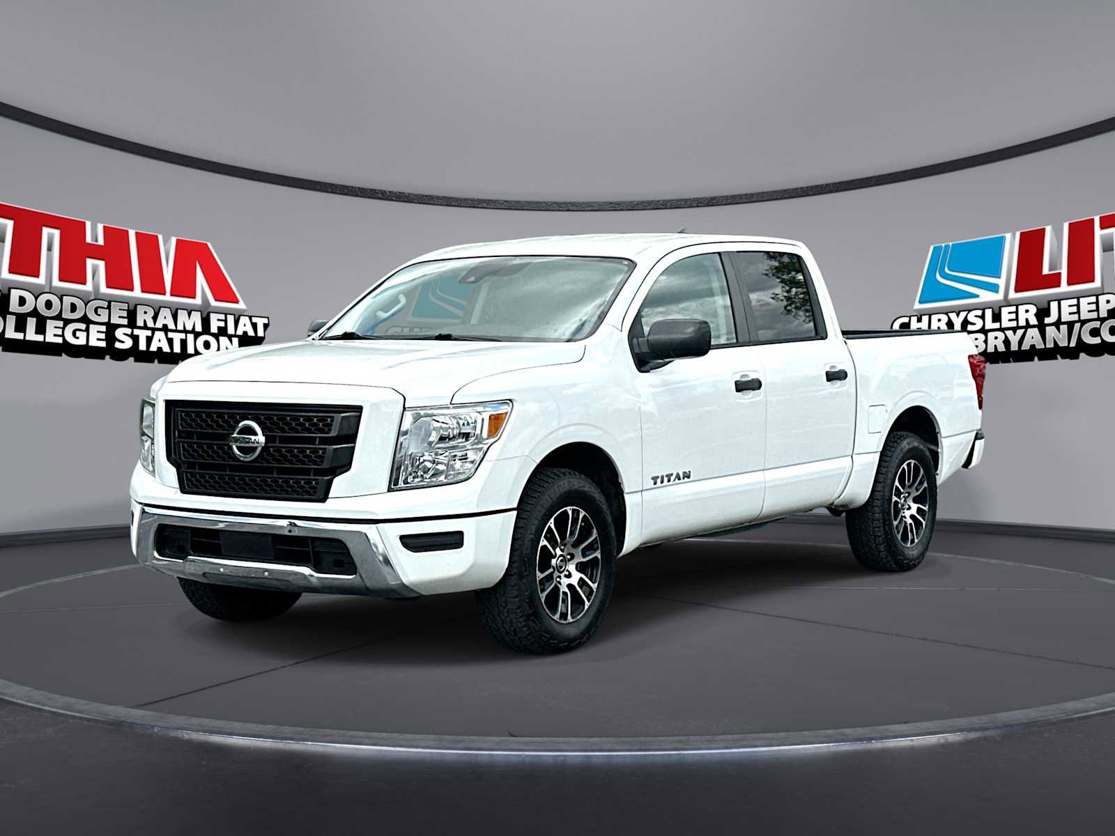 Used 2022 Nissan Titan SV image 1