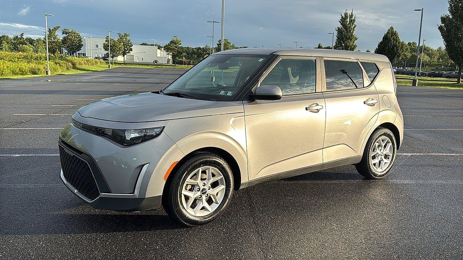 Used 2023 Kia Soul LX w/ Option Group 015 FWD image 11
