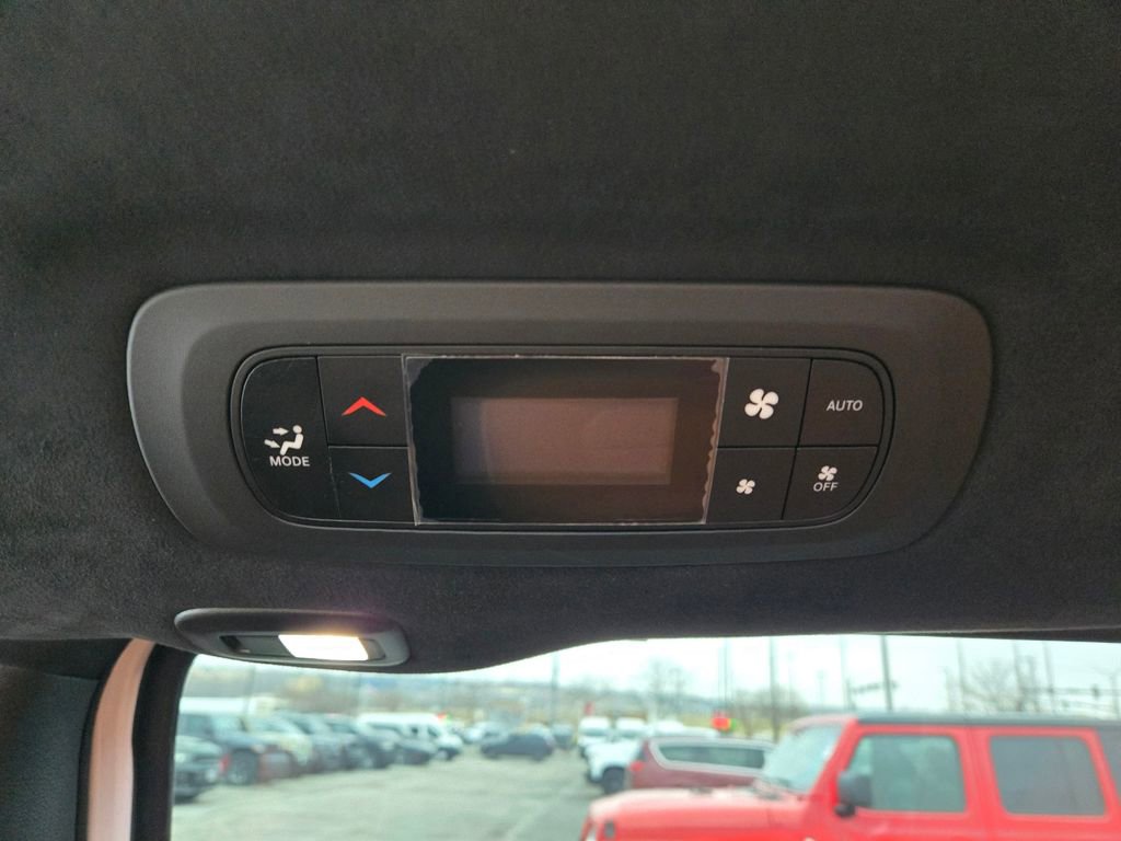 Used 2025 Chrysler Pacifica Pinnacle image 32