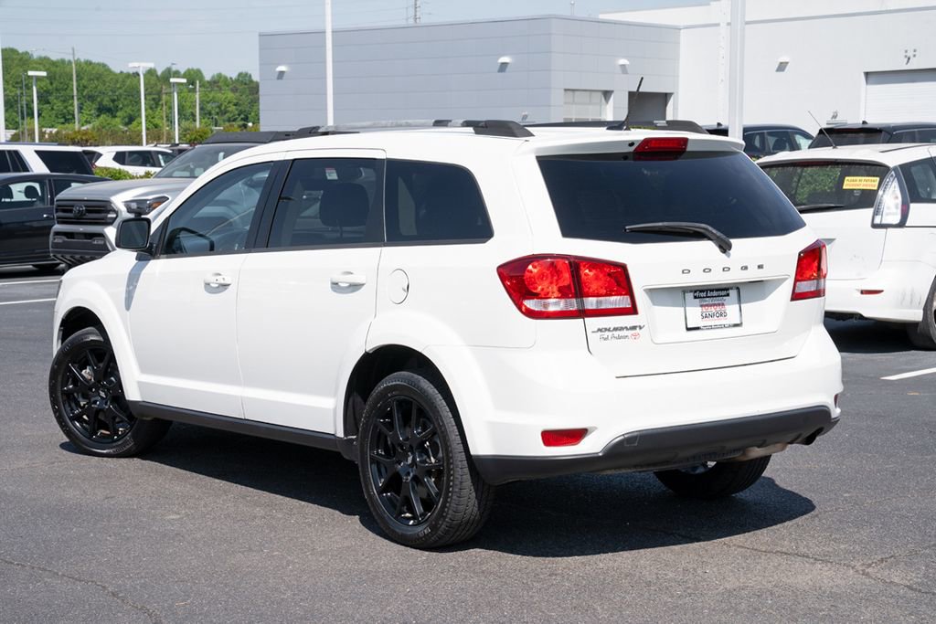 Used 2018 Dodge Journey SXT w/ Blacktop Package FWD image 3