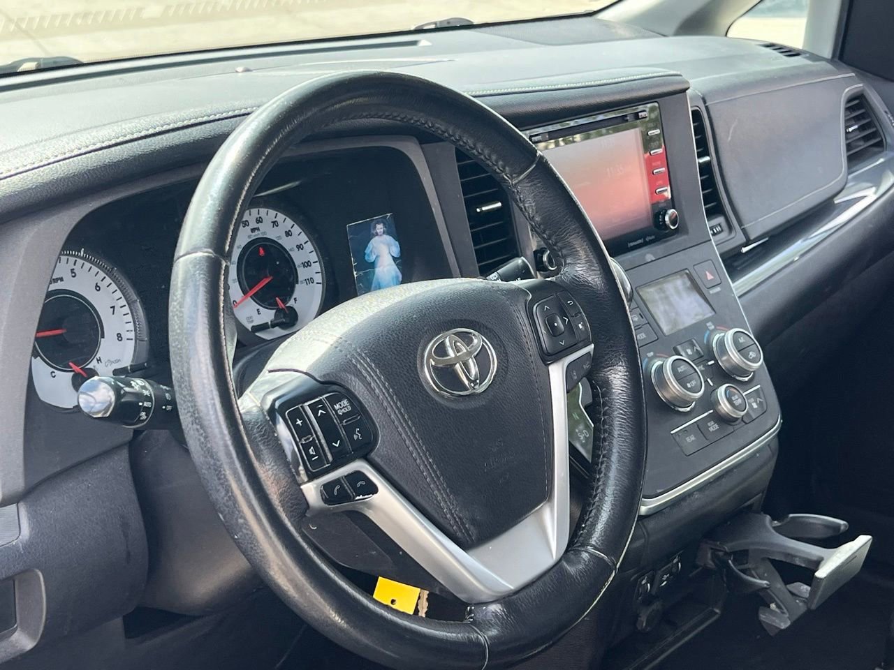 Used 2018 Toyota Sienna SE w/ Carpet Mat Package image 7