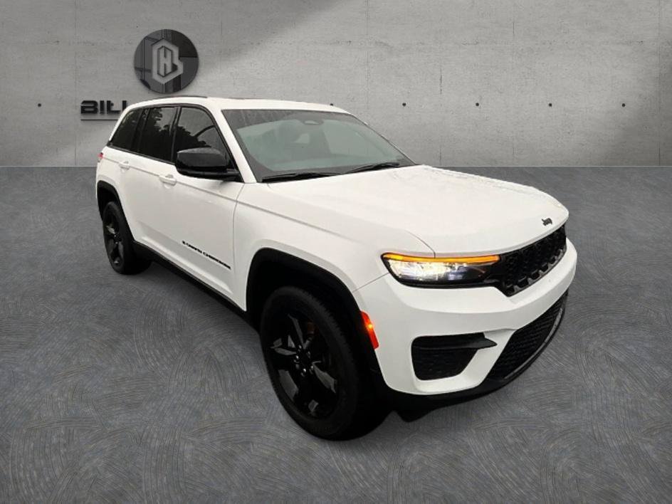 Used 2023 Jeep Grand Cherokee Altitude AWD/4WD image 3