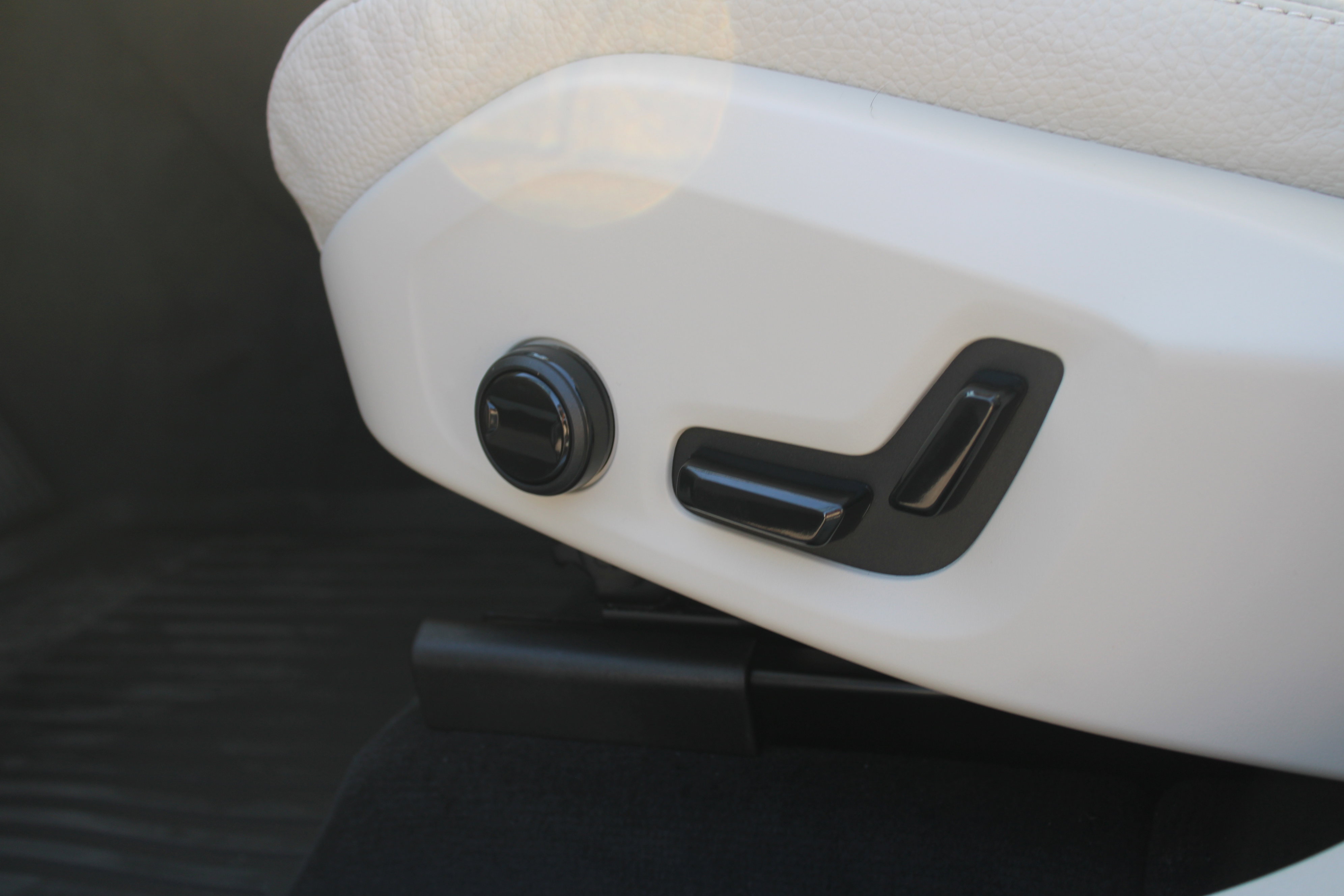 New 2025 Volvo XC60 T8 Plus w/ Protection Package Premier AWD/4WD image 23