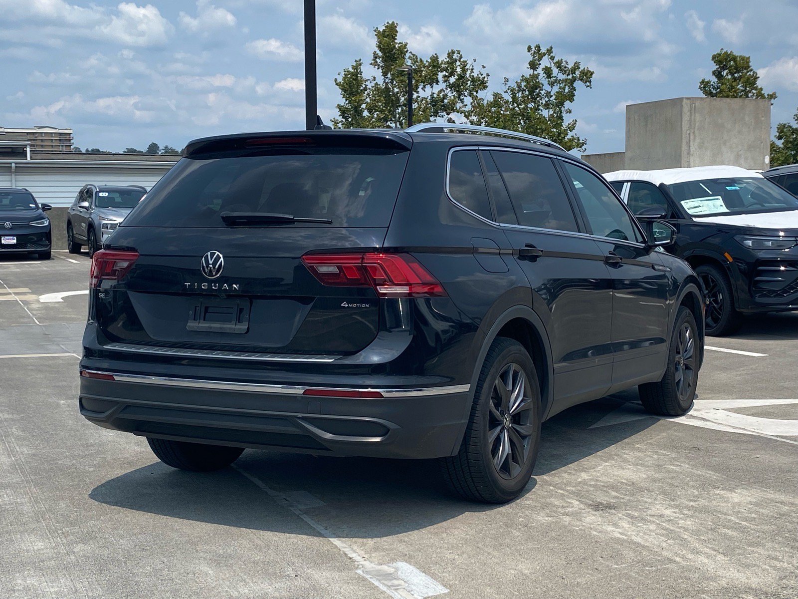 Certified 2023 Volkswagen Tiguan SE w/ Panoramic Sunroof Package AWD/4WD image 3