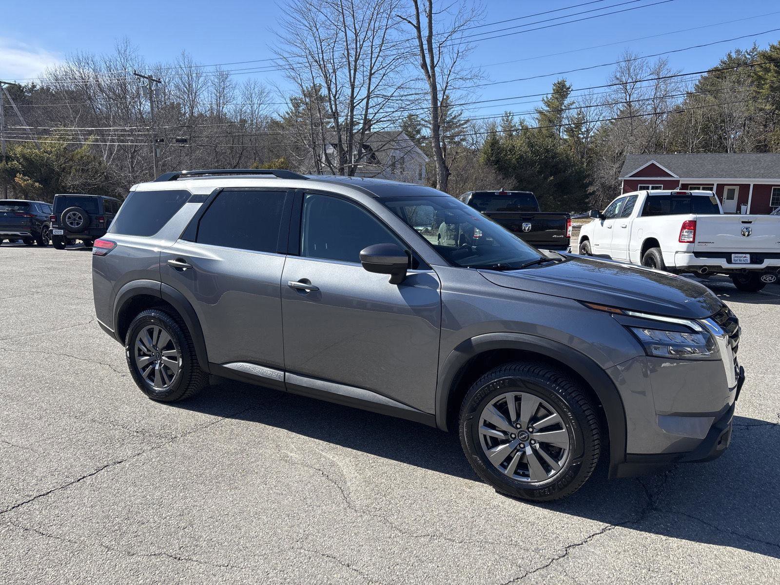 Used 2025 Nissan Pathfinder SV image 6