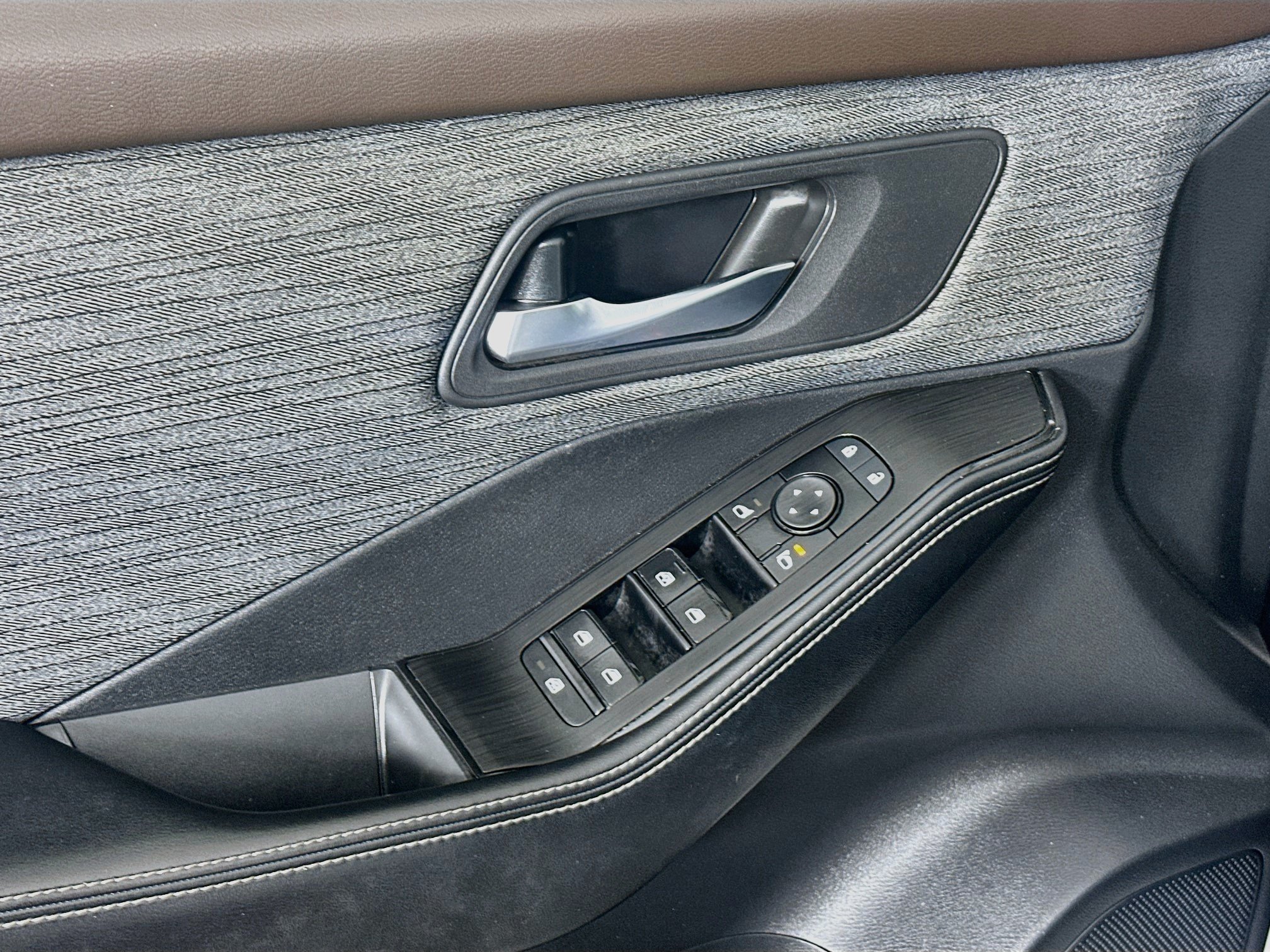 Used 2023 Nissan Rogue SV FWD image 15