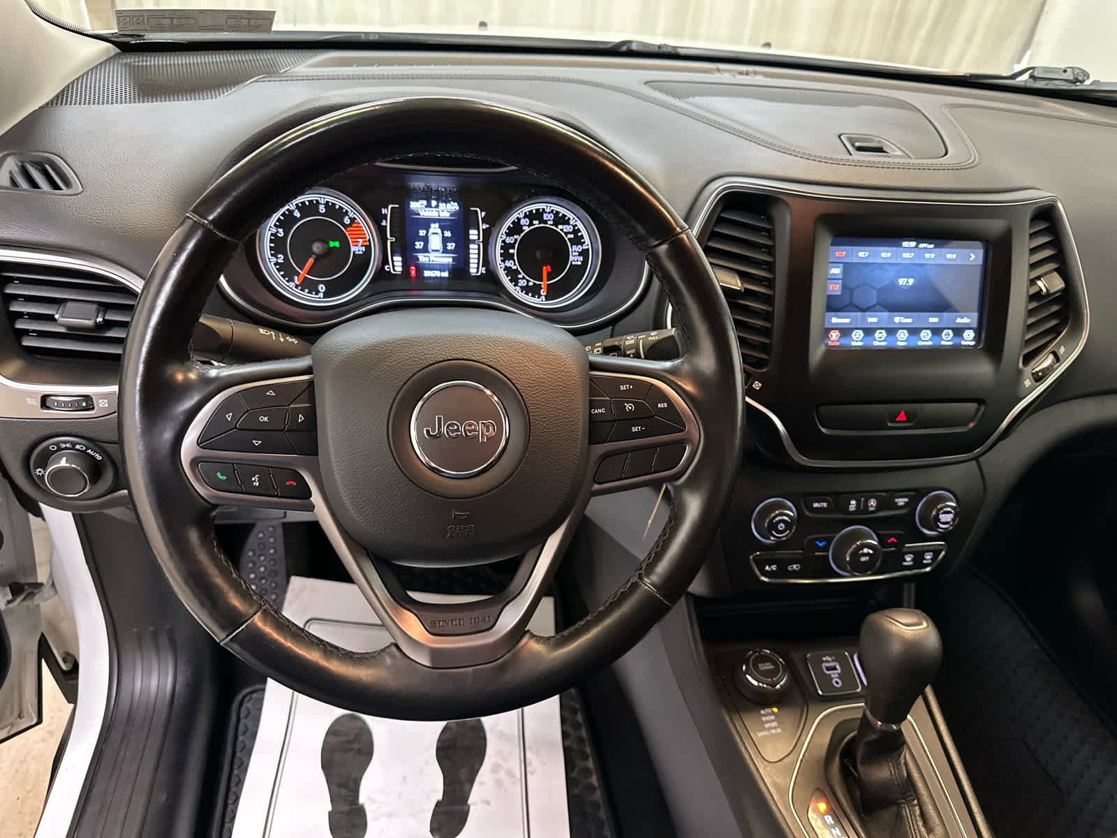 Used 2020 Jeep Cherokee Latitude w/ Cold Weather Group image 3