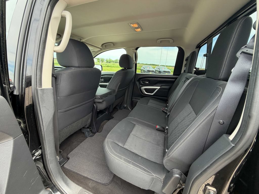 Used 2018 Nissan Titan SV AWD/4WD image 18