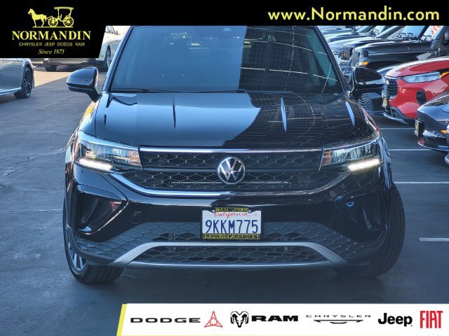Used 2022 Volkswagen Taos SE w/ Panoramic Sunroof Package FWD image 2