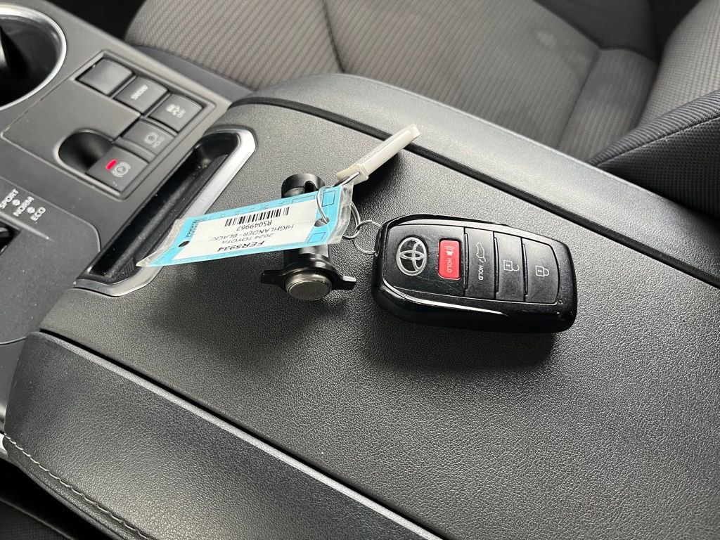 Used 2024 Toyota Highlander LE image 32