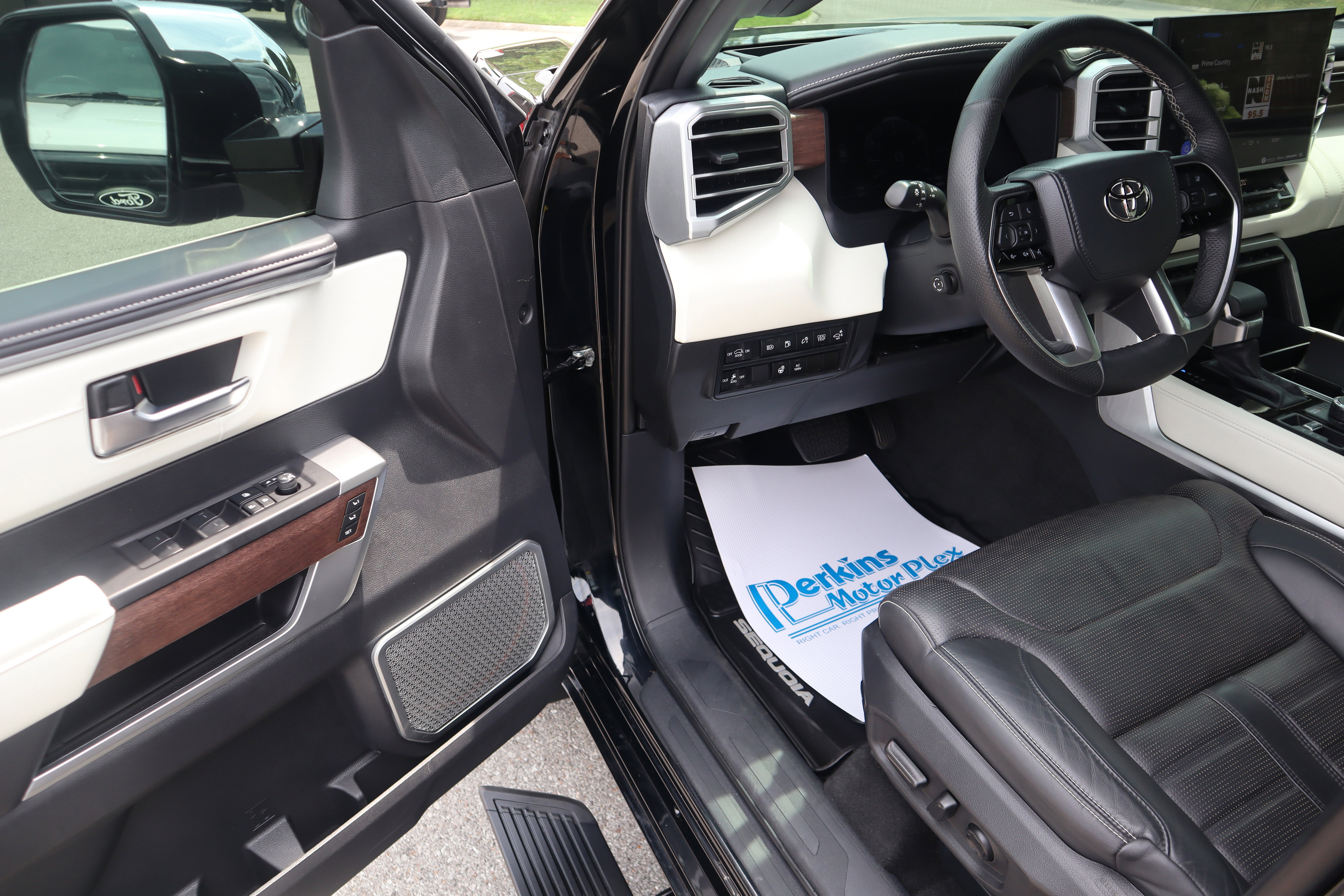 Used 2023 Toyota Sequoia Capstone image 3