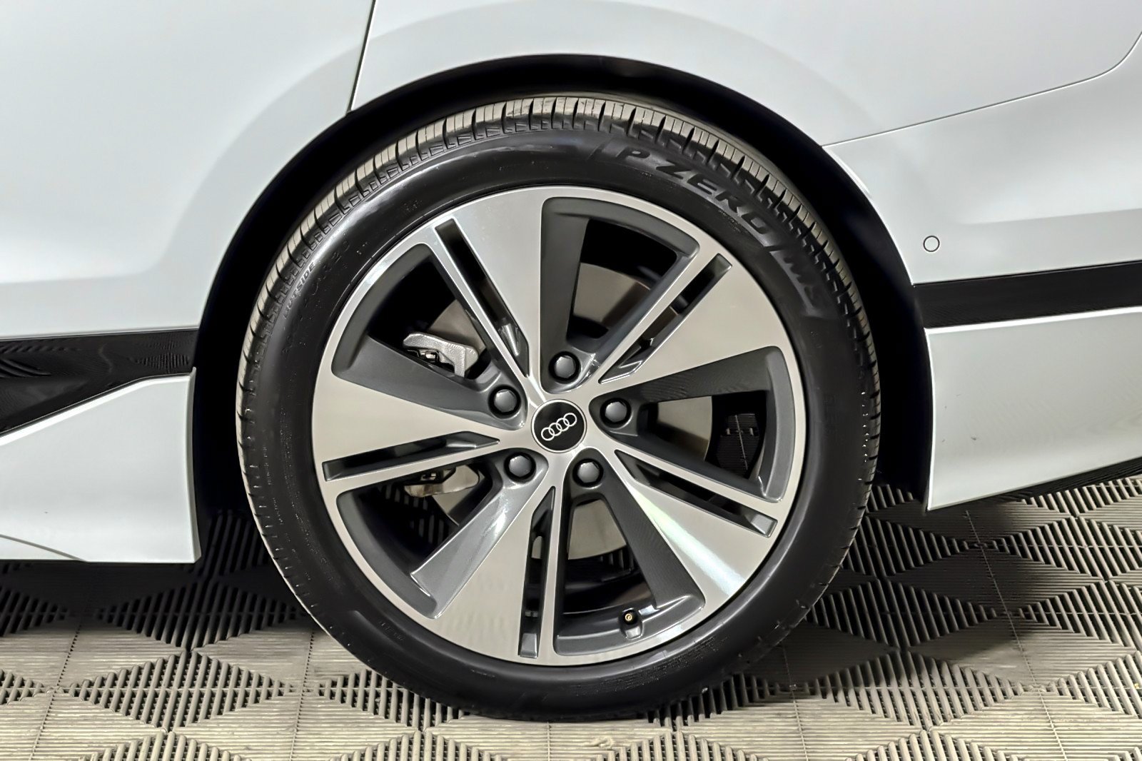 Used 2025 Audi A6 e-tron Premium RWD image 25
