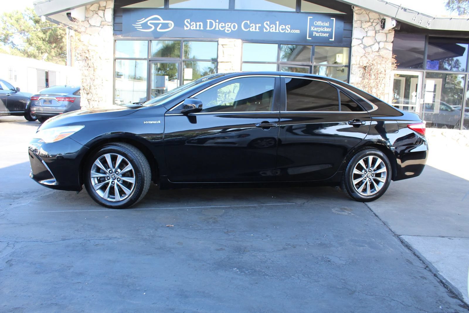Used 2015 Toyota Camry XLE w/ Moonroof Package FWD image 2