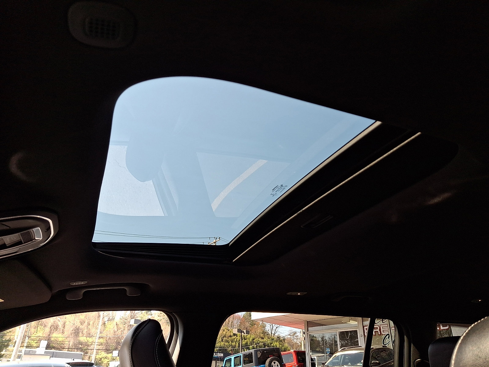 Used 2023 Jeep Grand Cherokee L Laredo image 14