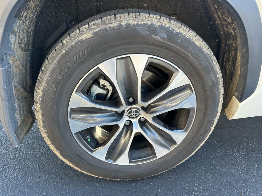 Used 2023 Toyota Highlander XLE image 5