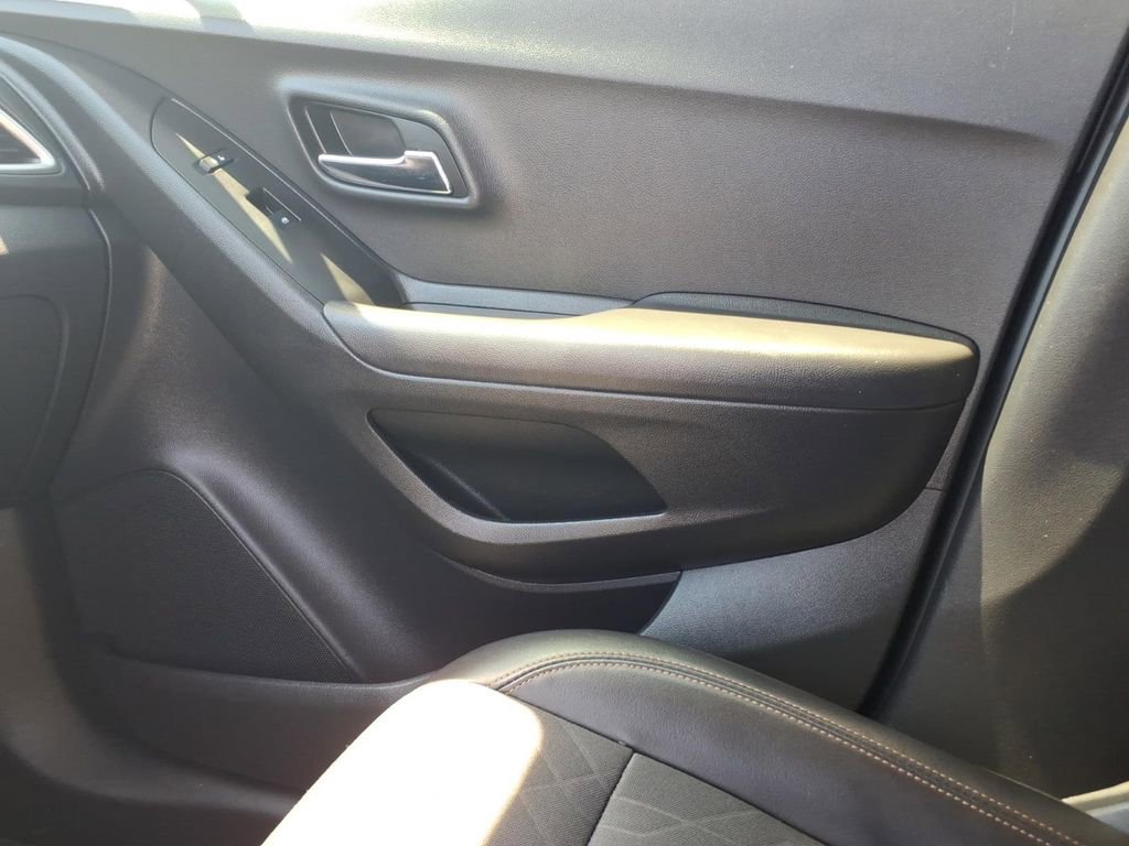Used 2020 Chevrolet Trax LT w/ LT Convenience Package FWD image 24