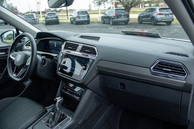 Used 2023 Volkswagen Tiguan SE image 19
