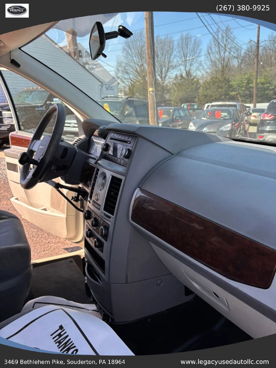 Used 2010 Chrysler Town & Country Touring FWD image 62
