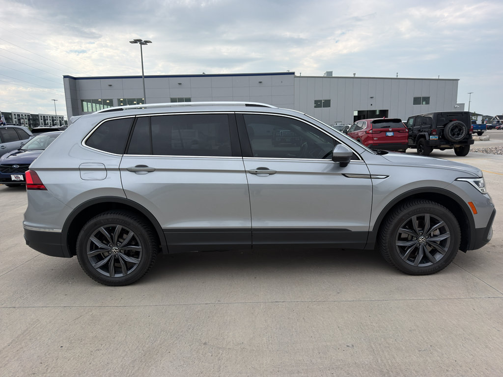 Used 2022 Volkswagen Tiguan SE w/ Panoramic Sunroof Package AWD/4WD image 4