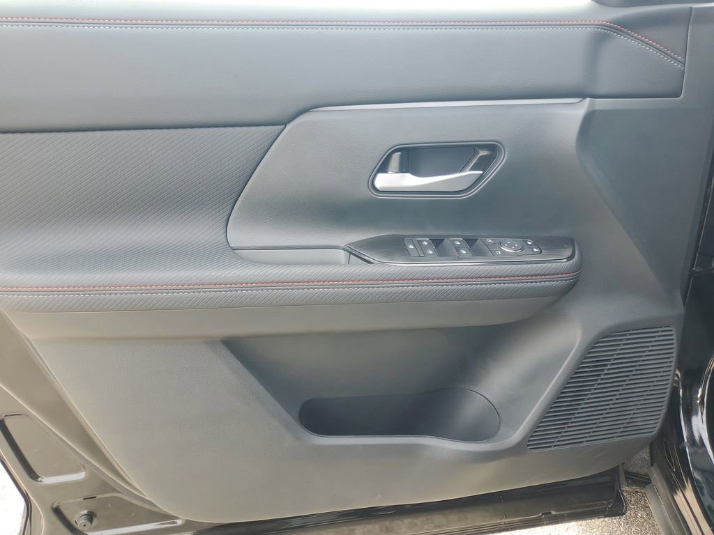 New 2025 Nissan Kicks SR image 9