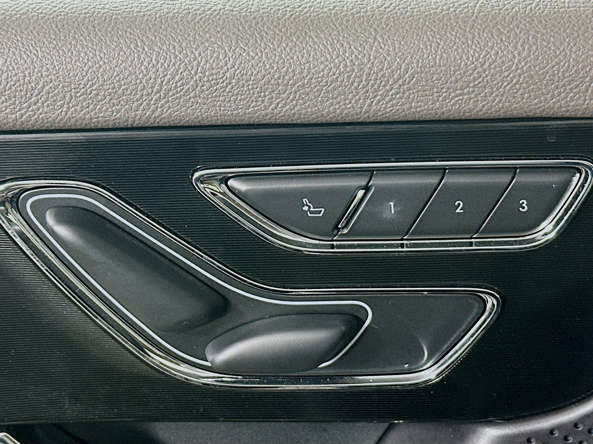 Used 2023 Lincoln Corsair FWD image 13