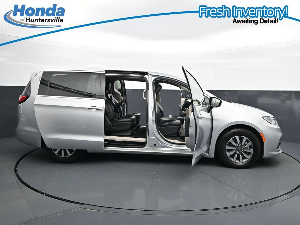 Used 2023 Chrysler Pacifica Touring-L FWD image 43