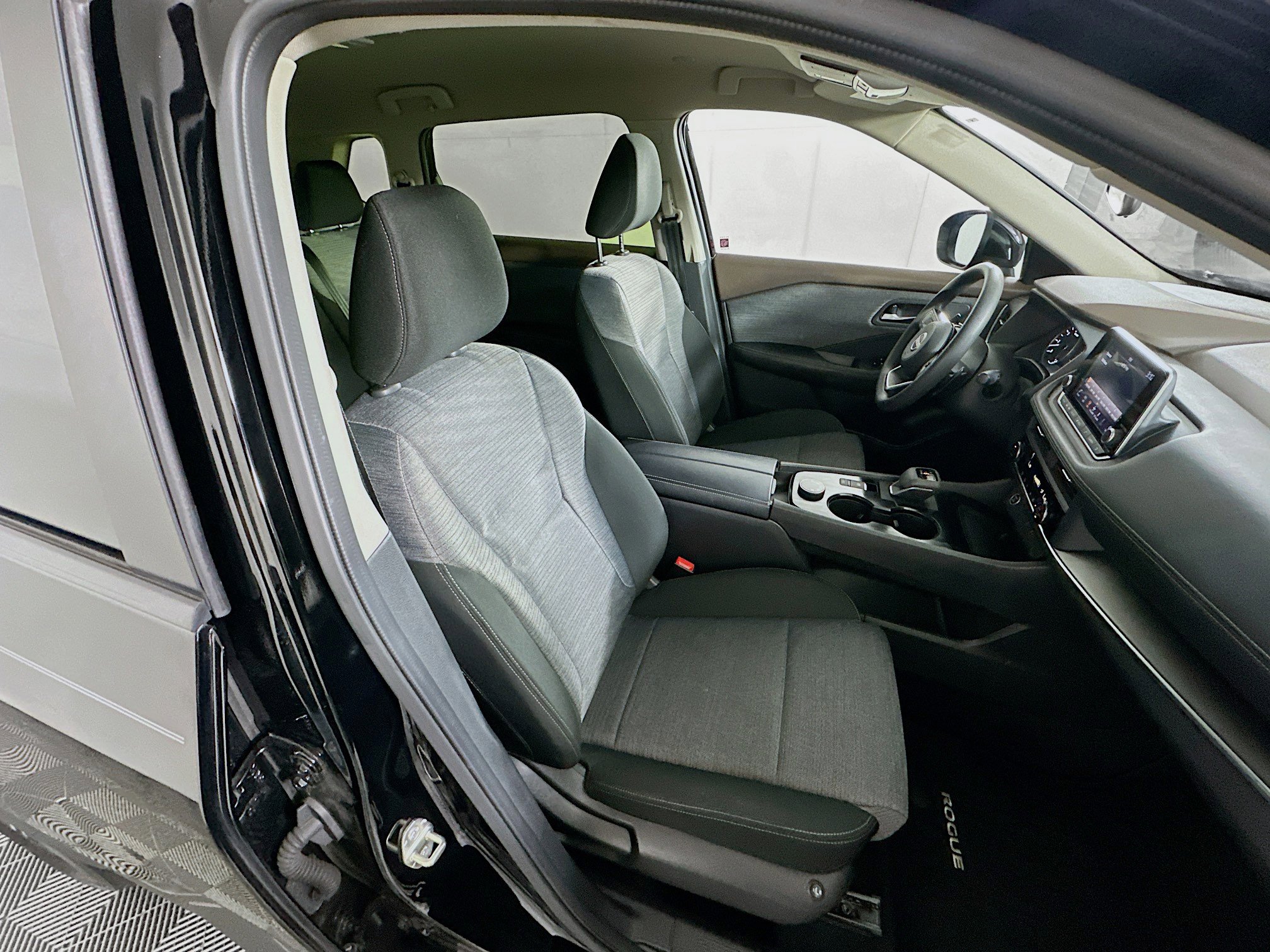 Used 2023 Nissan Rogue SV image 29