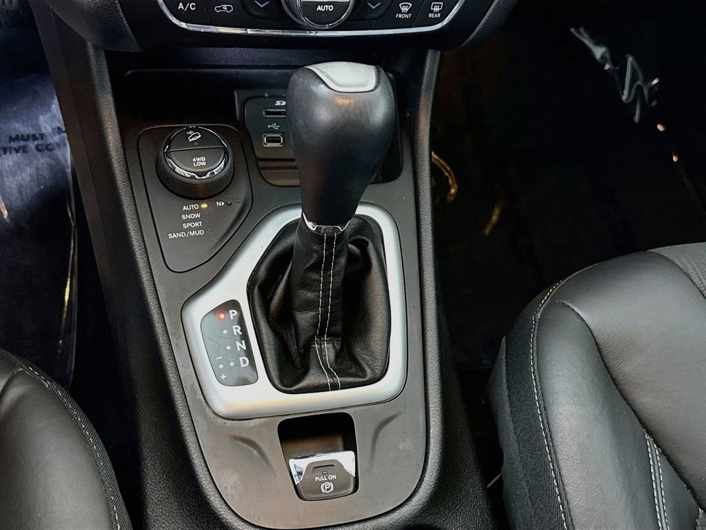 Used 2018 Jeep Cherokee Latitude Plus w/ Comfort/Convenience Group AWD/4WD image 10