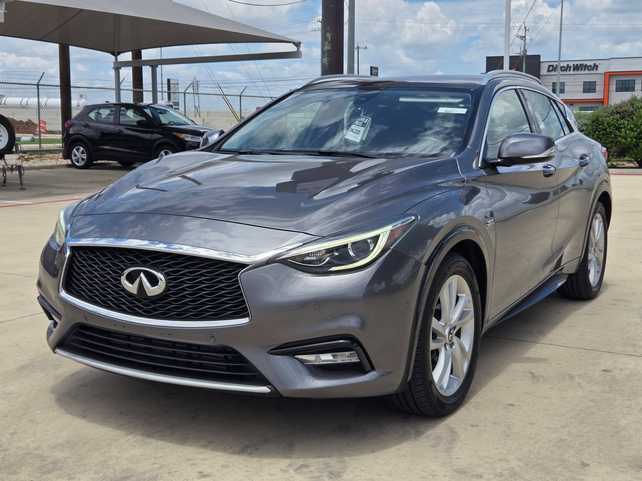 Used 2017 INFINITI QX30 Premium w/ Navigation Package FWD image 3