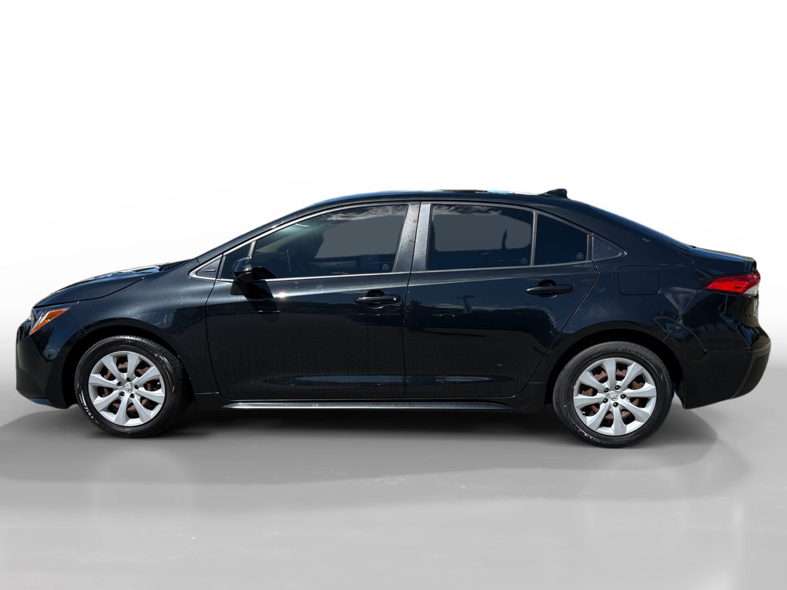 Used 2021 Toyota Corolla LE image 2