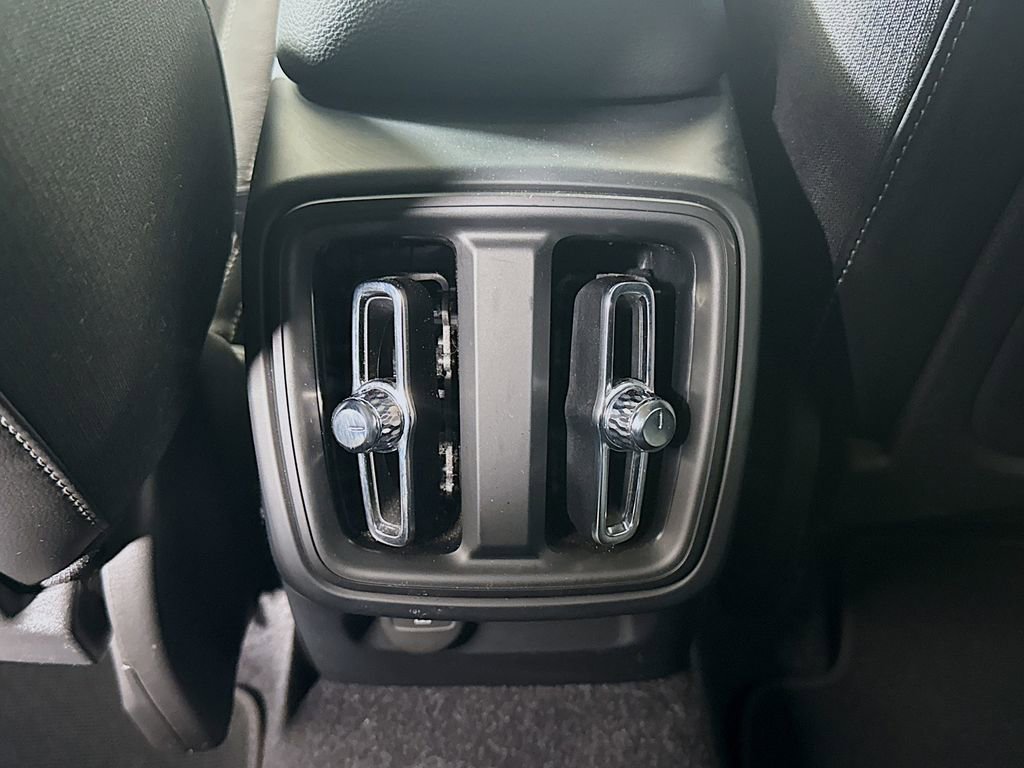 Used 2020 Volvo XC40 T5 Momentum image 25