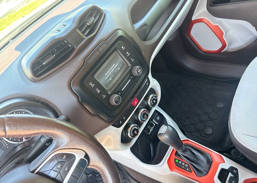 Used 2015 Jeep Renegade Latitude w/ Cold Weather Group FWD image 15