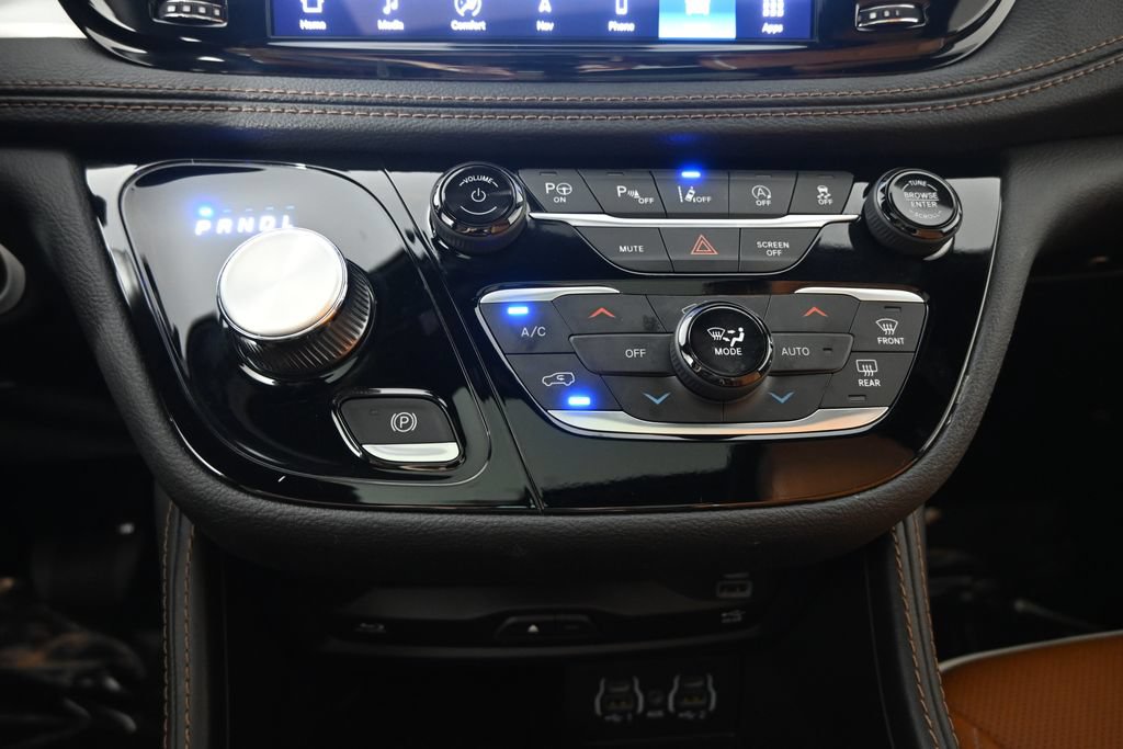 Used 2025 Chrysler Pacifica Pinnacle w/ Trailer Tow Group FWD image 31