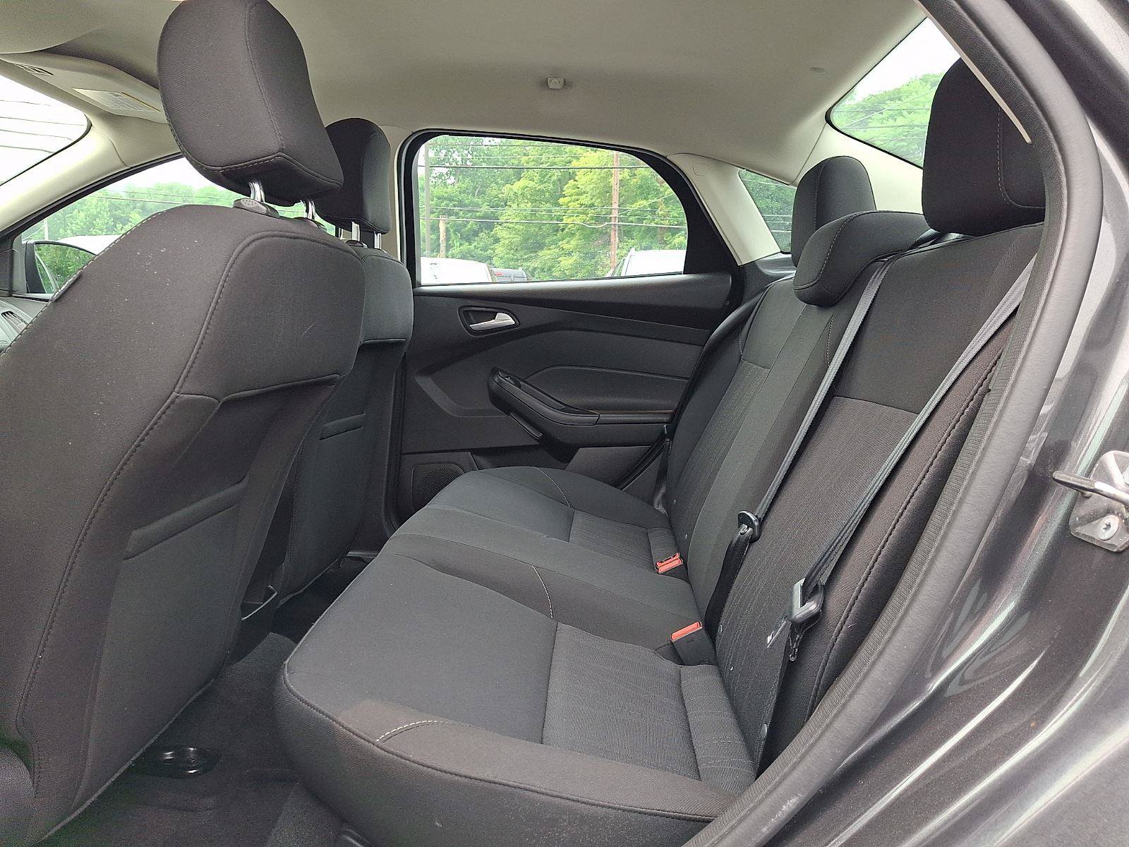 Used 2016 Ford Focus SE w/ SE Sport Package FWD image 10