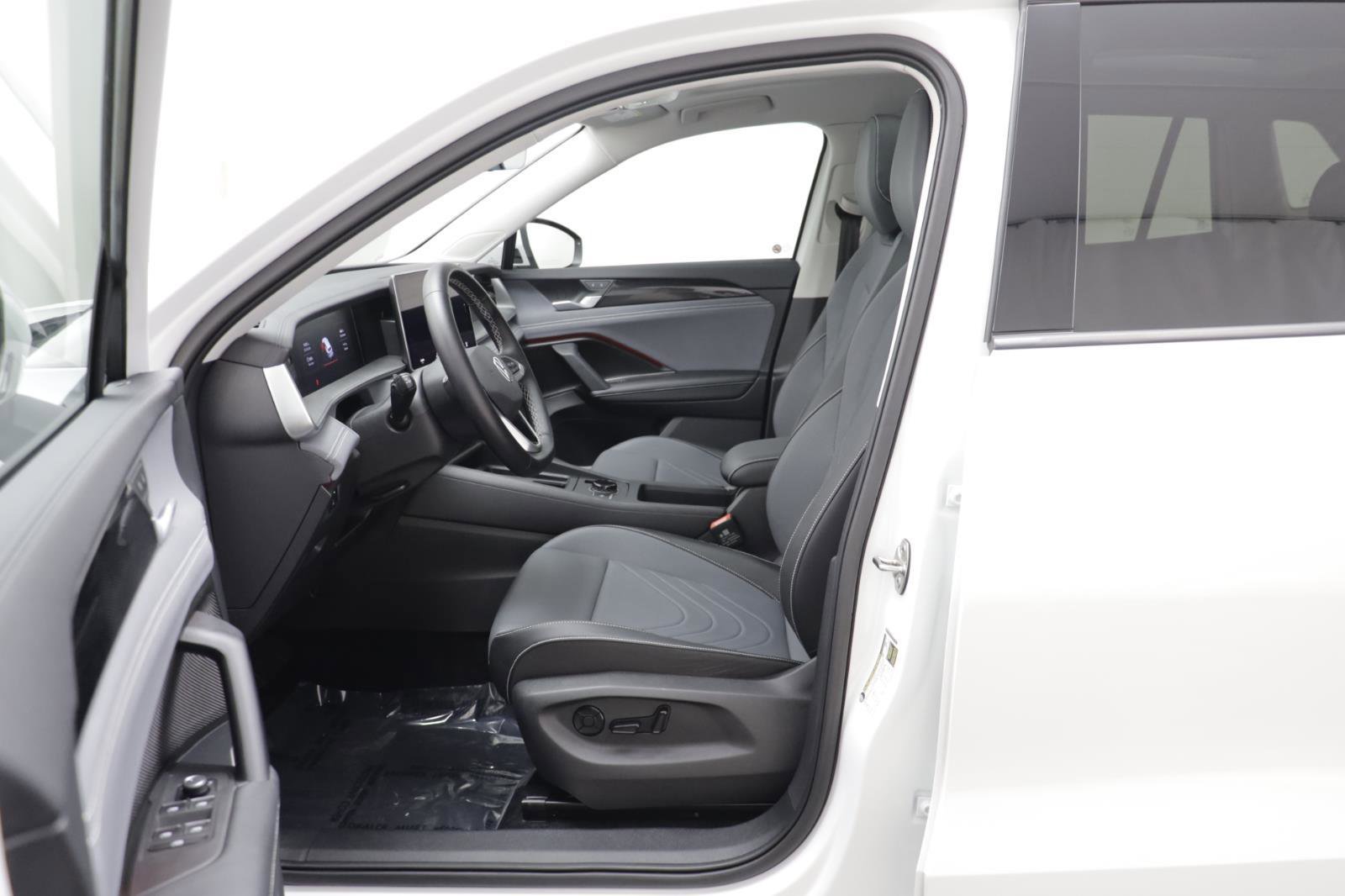 Used 2025 Volkswagen Tiguan SE w/ Panoramic Sunroof Package image 5