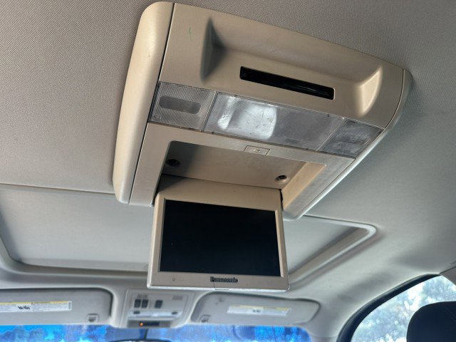 Used 2011 Chevrolet Suburban LTZ RWD image 16