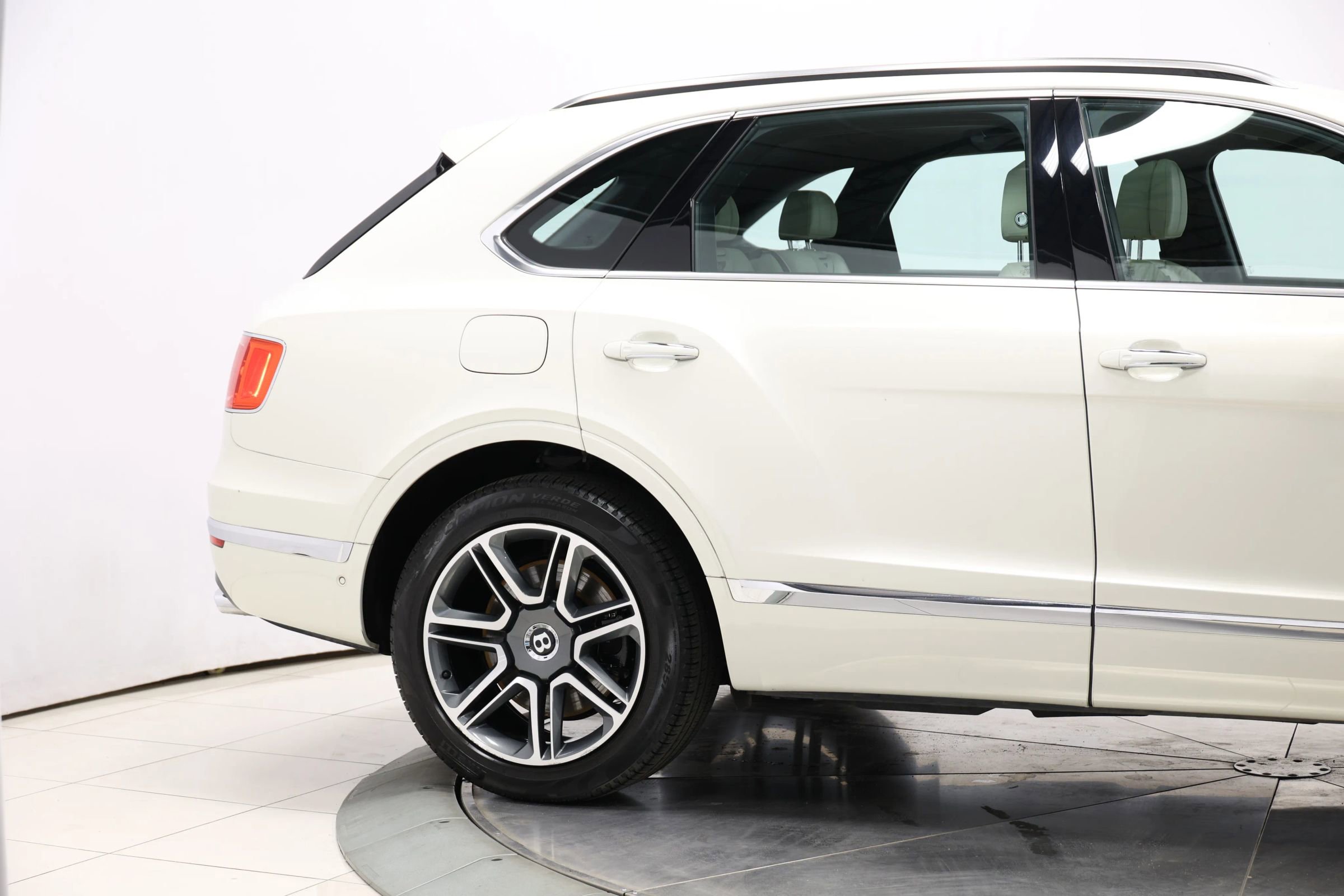 Used 2018 Bentley Bentayga Onyx Edition AWD/4WD image 94