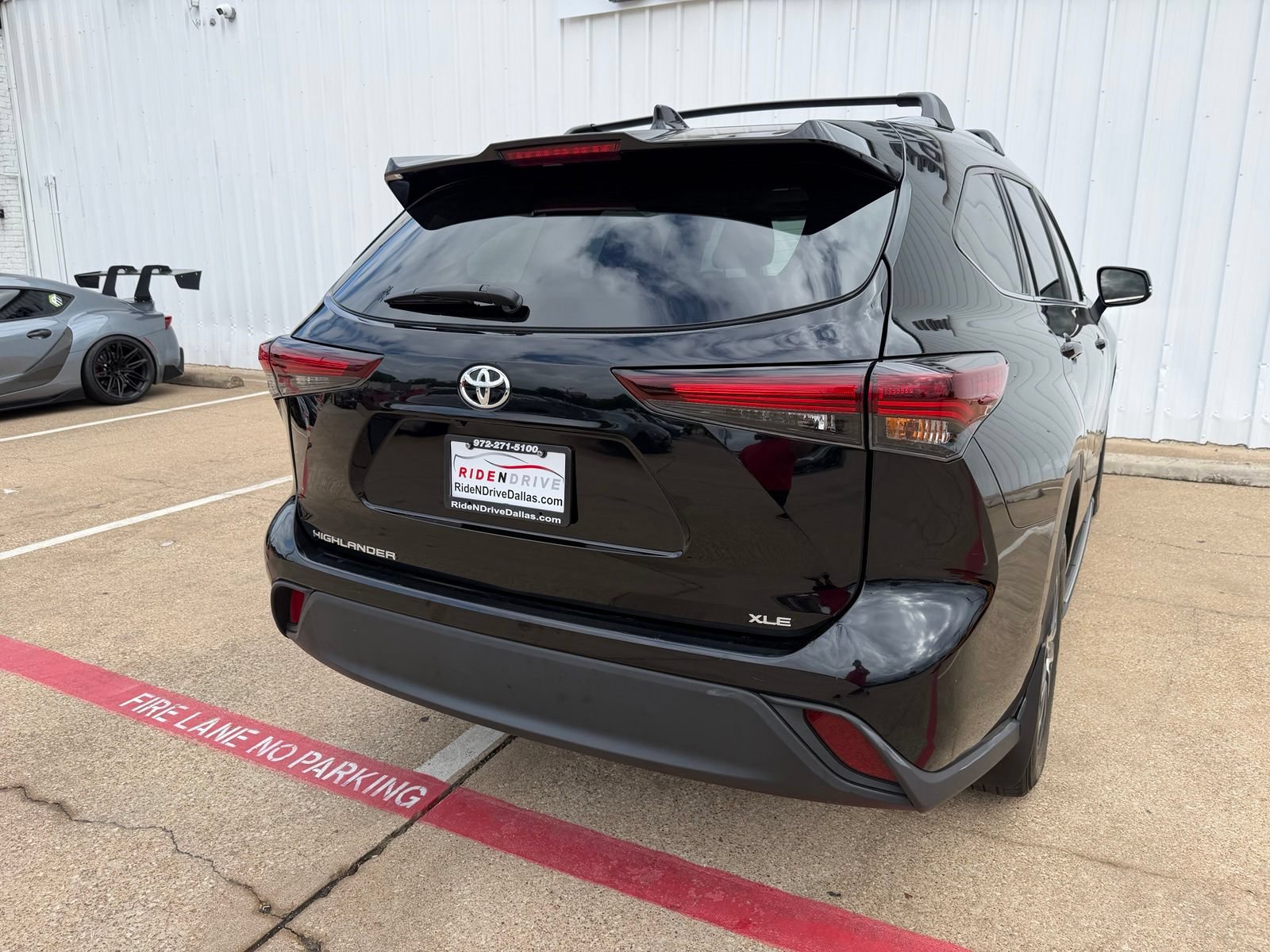Used 2024 Toyota Highlander XLE FWD image 6