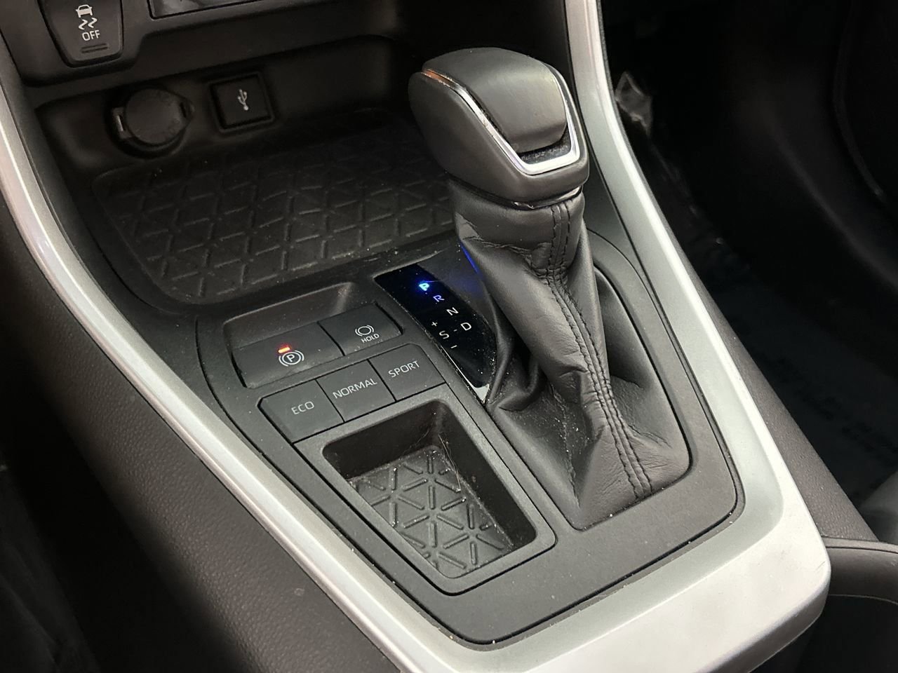 Used 2022 Toyota RAV4 XLE Premium FWD image 16