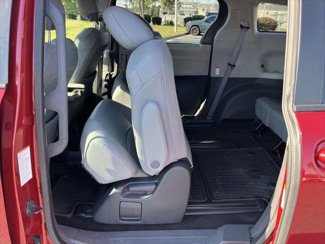 Certified 2023 Toyota Sienna XLE FWD image 24