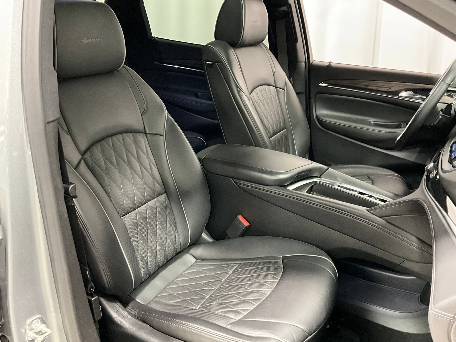 Used 2024 Buick Enclave Avenir w/ Avenir Technology Package AWD/4WD image 9