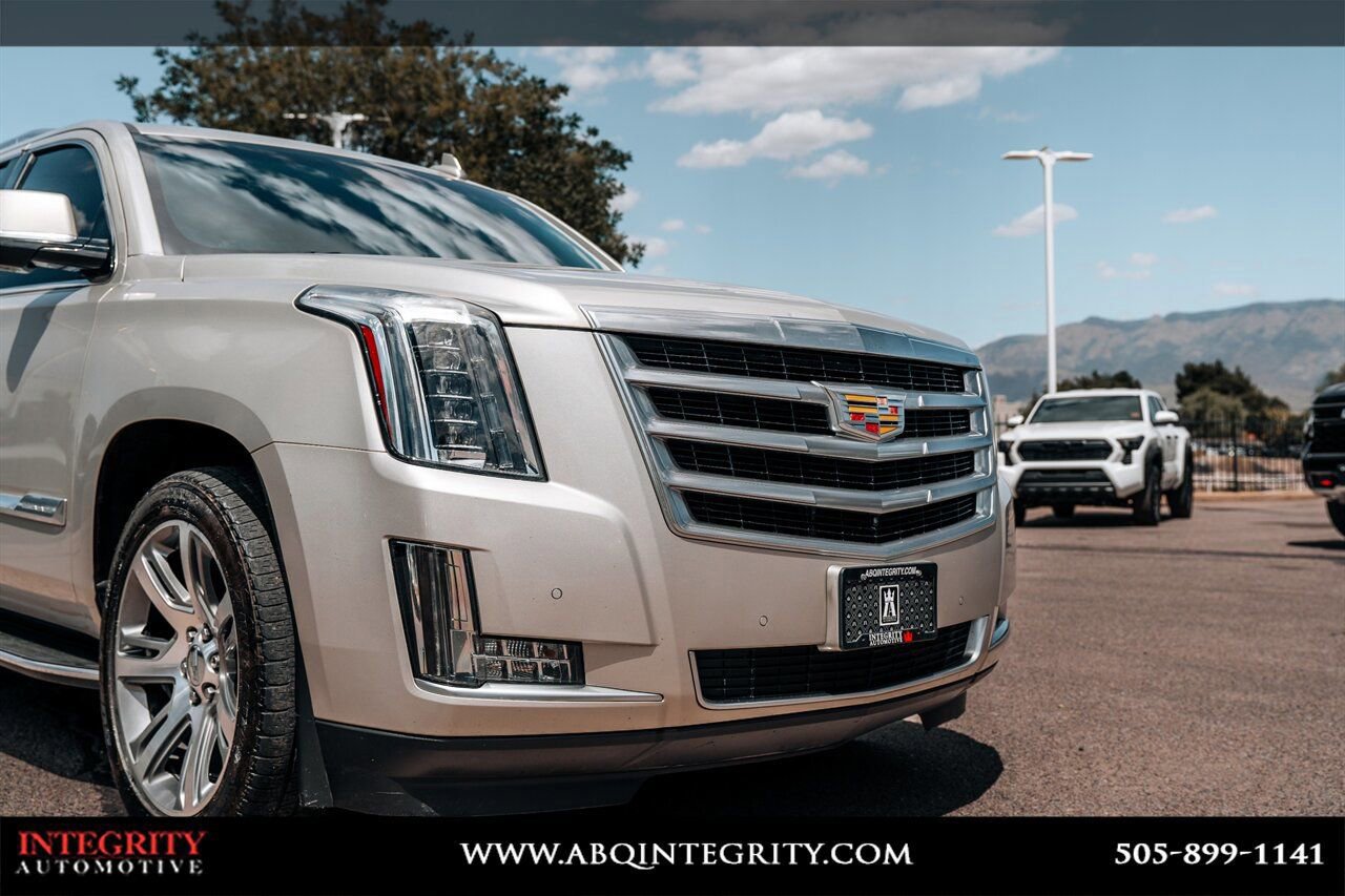 Used 2016 Cadillac Escalade Luxury AWD/4WD image 10