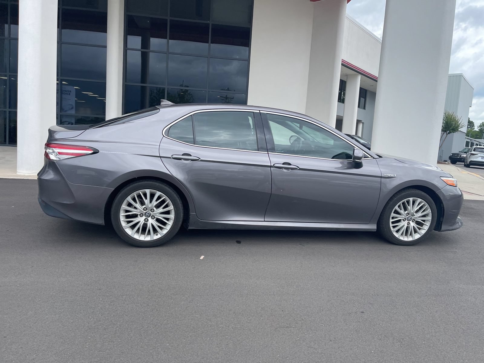Used 2019 Toyota Camry XLE w/ Sunroof Package FWD image 6