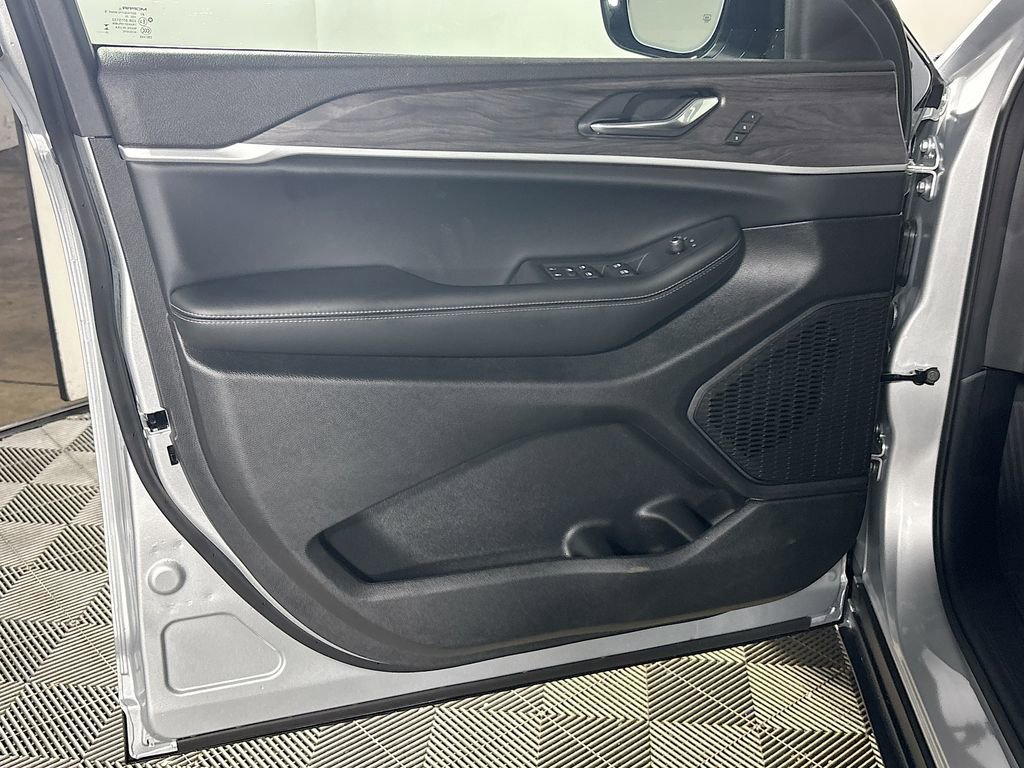 New 2025 Jeep Grand Cherokee Limited image 11